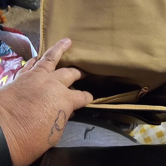 Elegant Tan Leather Crossbody Bag - Picture 7 of 9